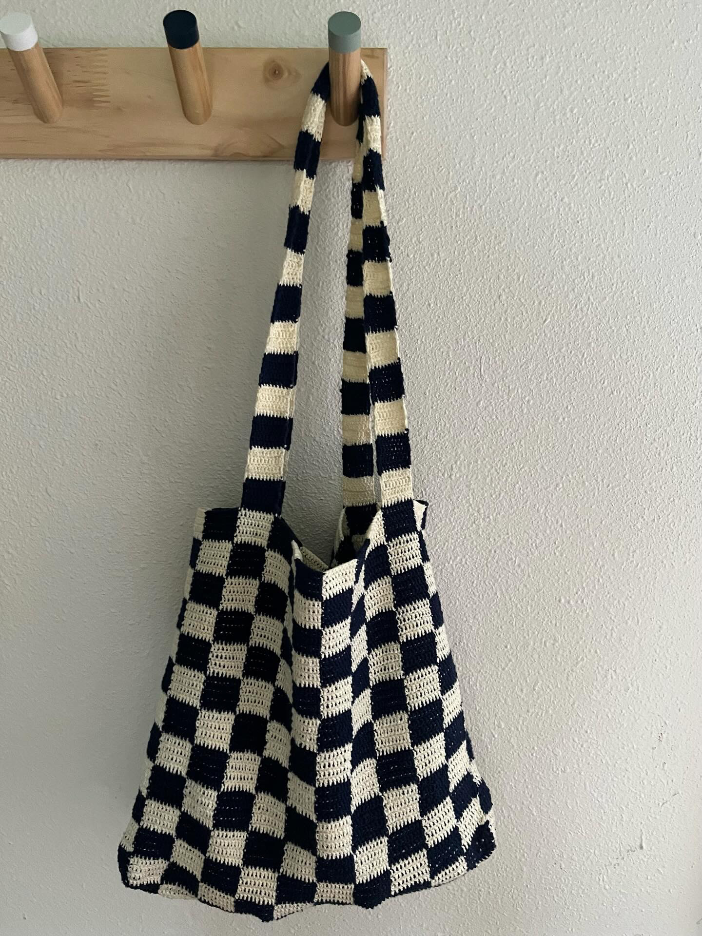 Black and white version of the New Tote On The Block made by a customer. Crochet Pattern by Studio Klara.