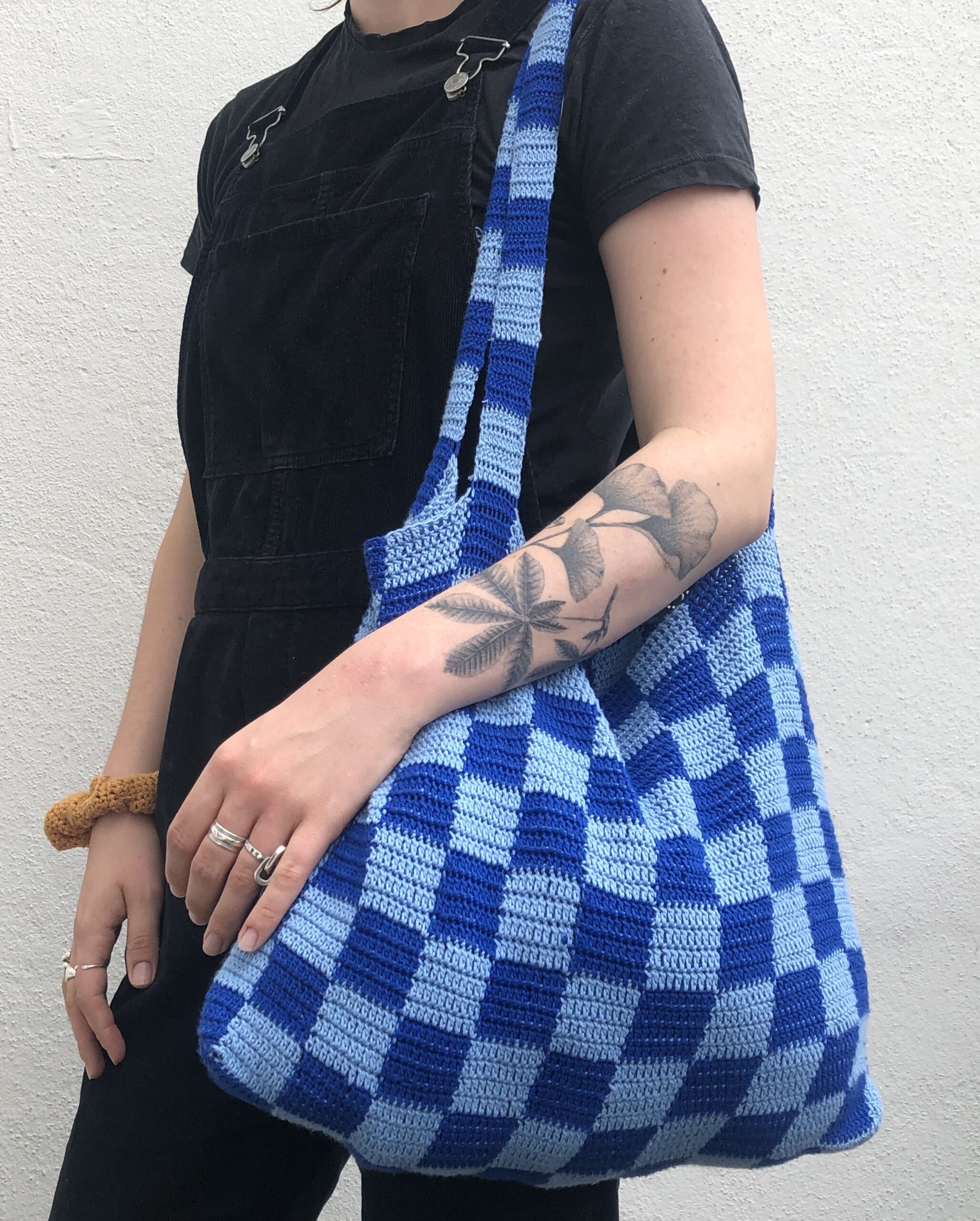My blue version of the New Tote On The Block, crochet pattern by studio klara.