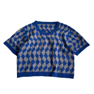 Flatlay of the trippy Tee Crochet Pattern. This prototype is made in grey and kobalt blue.