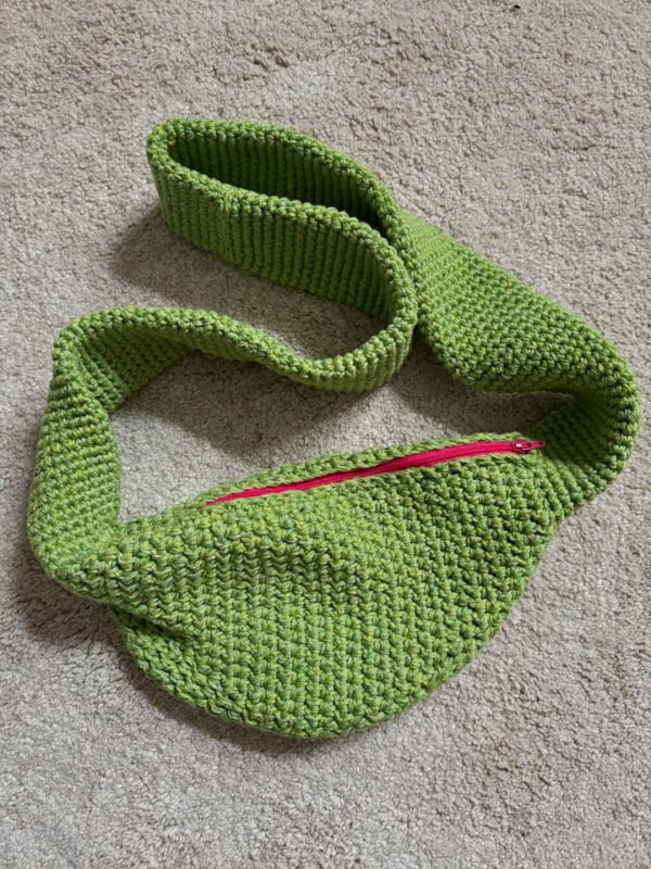 Banana bag crochet pattern in green
