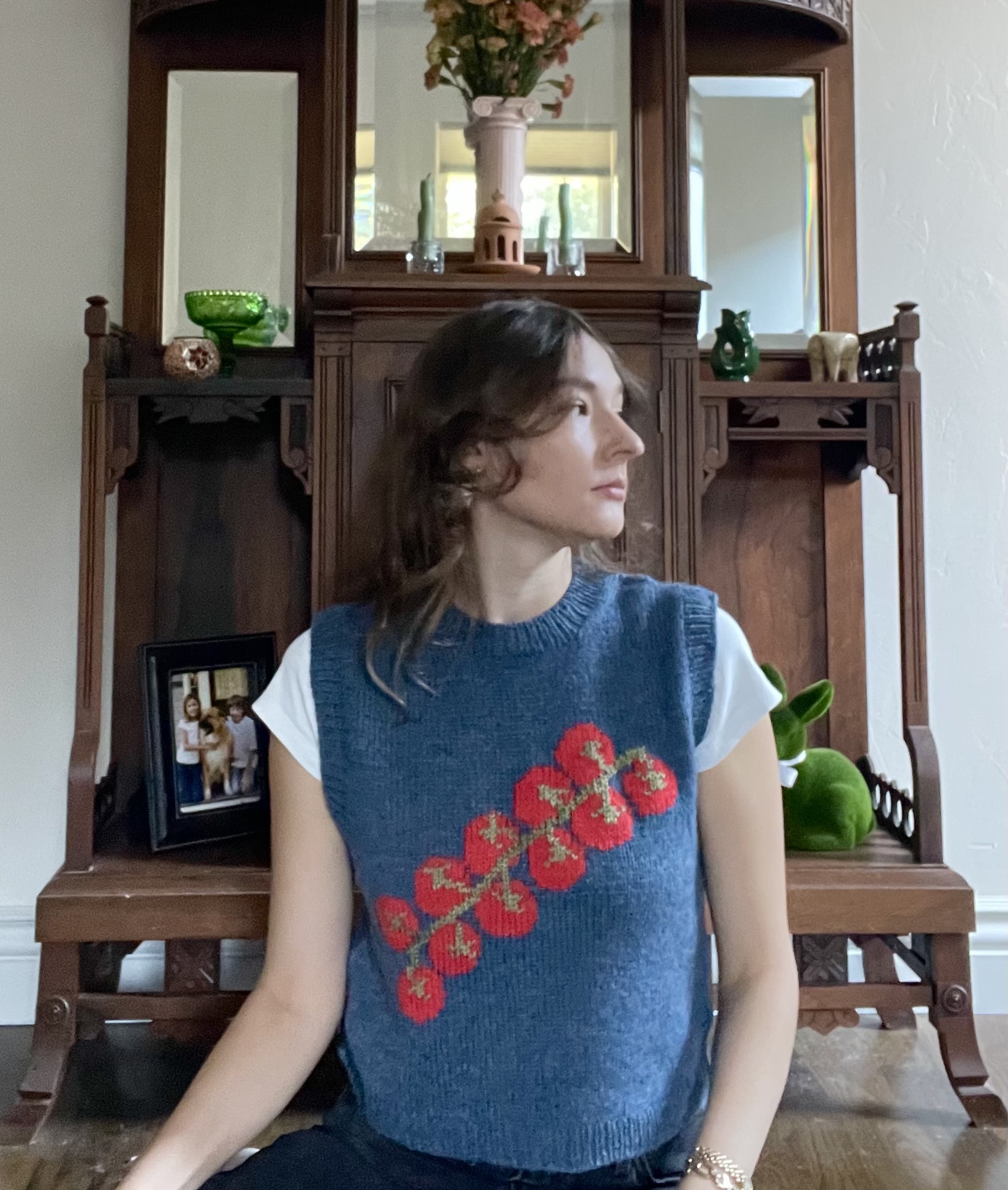 Cherry Tomato Vest, Knitting pattern by Studio Klara, Colourwork and dupicate stitching, blue yarn